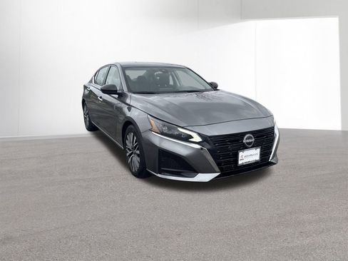 Used 2024 Nissan Altima 2.5 SV FWD image 3