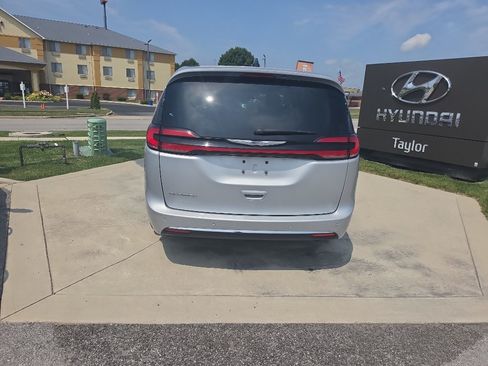 Used 2024 Chrysler Pacifica Touring-L FWD image 6