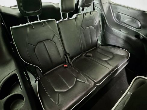Used 2025 Chrysler Pacifica Limited FWD image 36