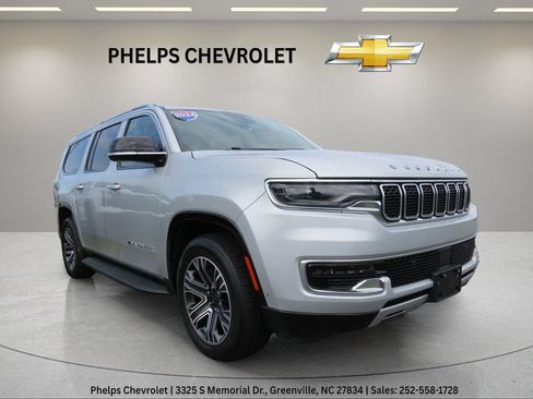 Used 2024 Jeep Wagoneer L Series II w/ Flexible Seating Group AWD/4WD image 3