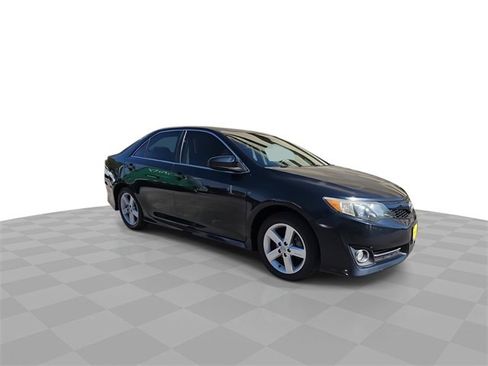 Used 2014 Toyota Camry SE image 2