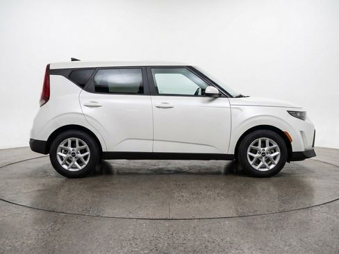 Used 2025 Kia Soul LX w/ LX Technology Package FWD image 11