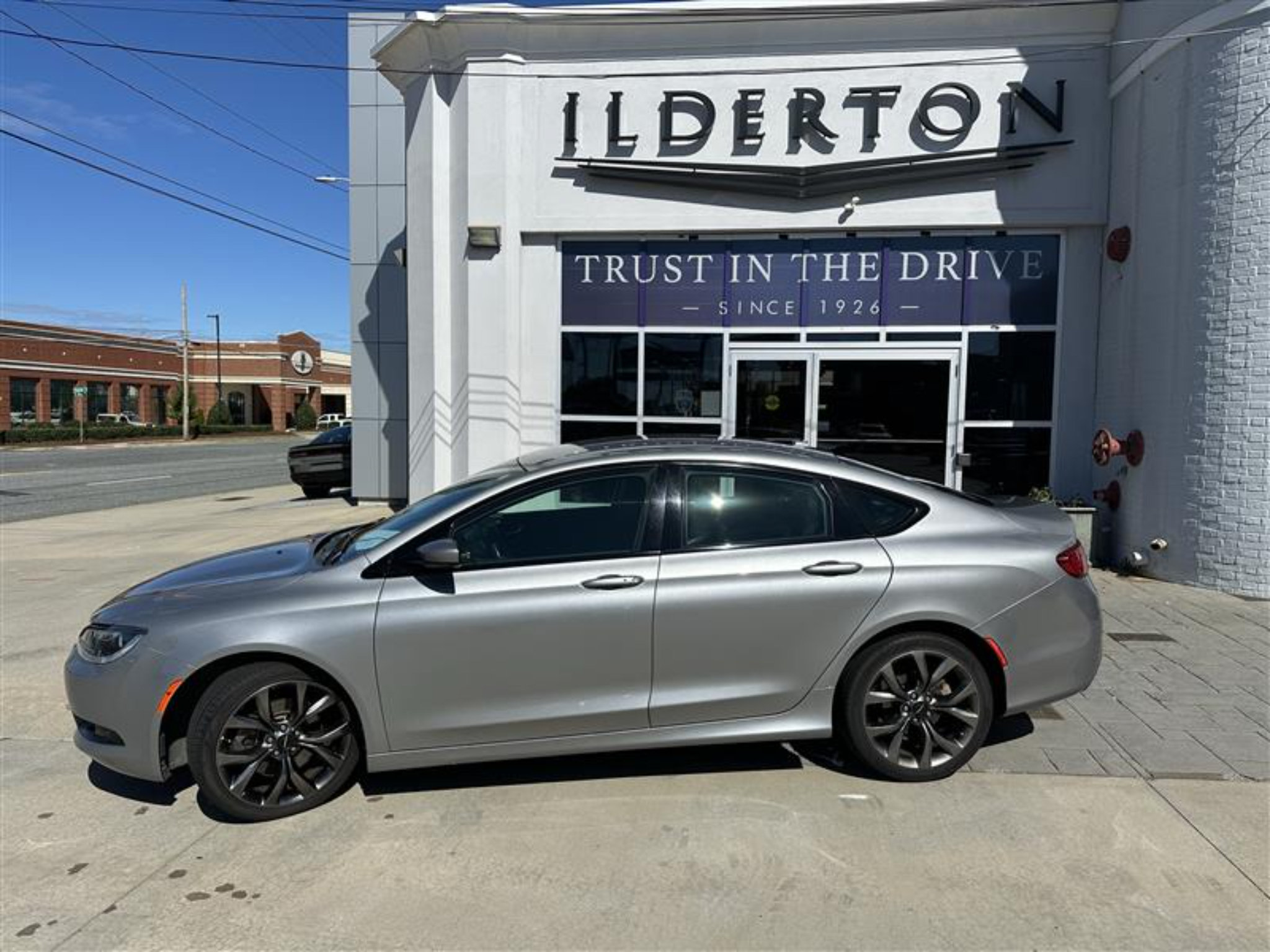 Used 2015 Chrysler 200 S w/ Comfort Group FWD image 2