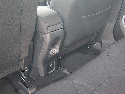 Used 2019 Jeep Renegade Latitude w/ Popular Equipment Group image 17