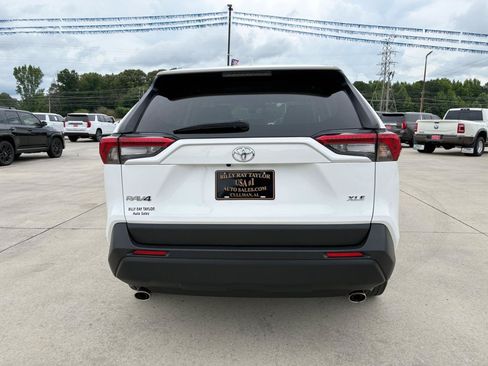 Used 2021 Toyota RAV4 XLE w/ Convenience Package FWD image 6