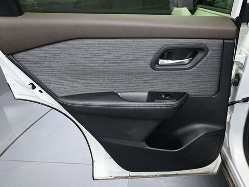 Used 2023 Nissan Rogue SV image 14