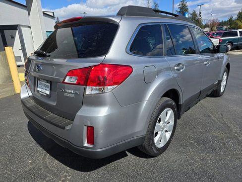 Used 2010 Subaru Outback 2.5i Premium AWD/4WD image 4