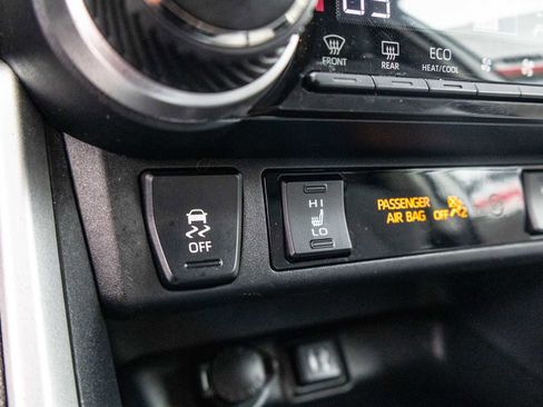 Used 2019 Toyota RAV4 XLE w/ Convenience Package FWD image 28