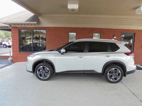Used 2024 Nissan Rogue SV w/ SV Premium Package FWD image 1
