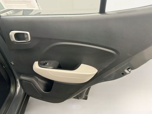 Used 2025 Hyundai Venue SEL FWD image 31