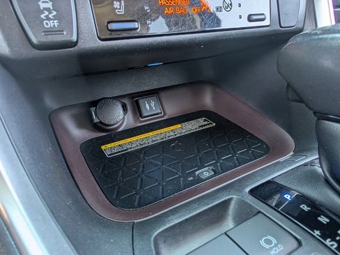 Used 2019 Toyota RAV4 Limited image 28