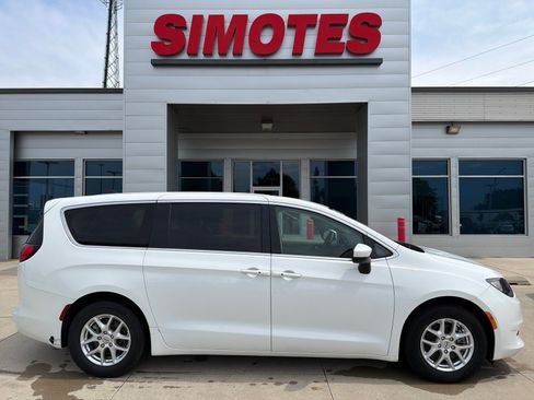 Used 2022 Chrysler Voyager LX FWD image 1