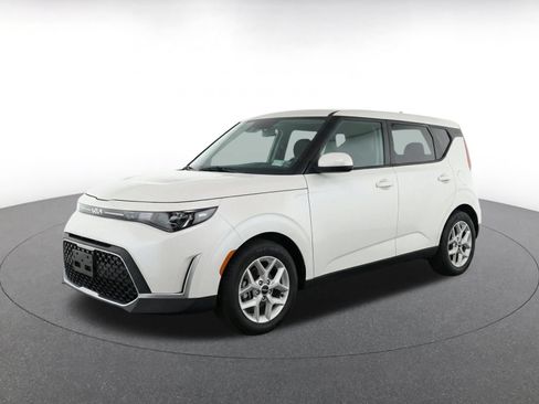 Used 2025 Kia Soul LX w/ LX Technology Package FWD image 3