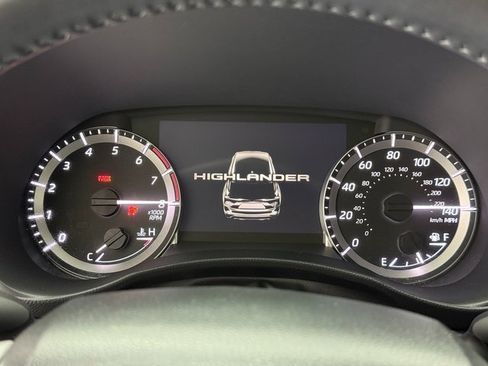 Used 2023 Toyota Highlander L image 13