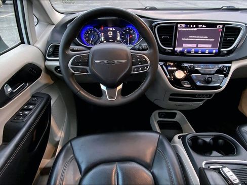 Used 2023 Chrysler Pacifica Touring-L image 5