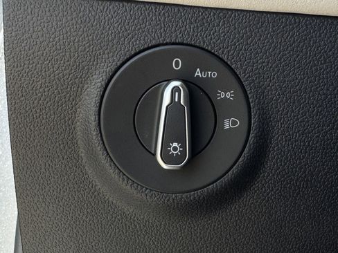 New 2025 Volkswagen Taos SE FWD image 22