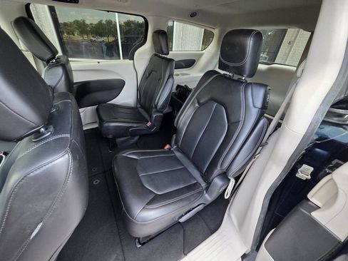 Used 2023 Chrysler Pacifica Touring-L FWD image 9