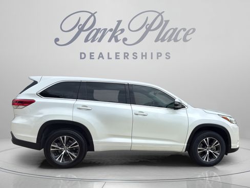 Used 2017 Toyota Highlander LE FWD image 6