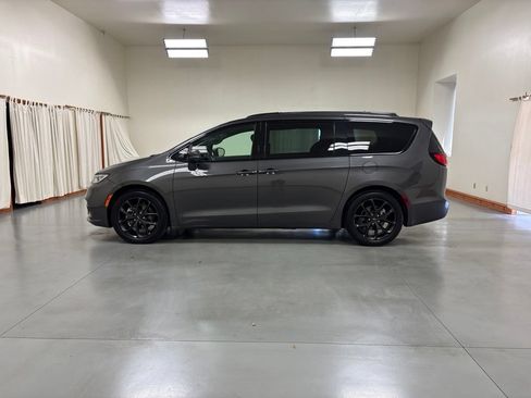 Used 2021 Chrysler Pacifica Touring w/ S Appearance Package FWD image 5