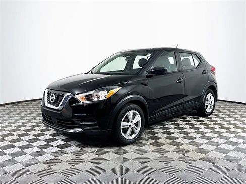 Used 2020 Nissan Kicks S image 2