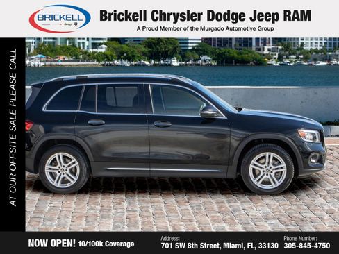 Used 2021 Mercedes-Benz GLB 250 4MATIC w/ Premium Package image 4