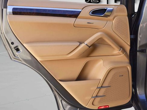 Used 2016 Porsche Cayenne Turbo image 31