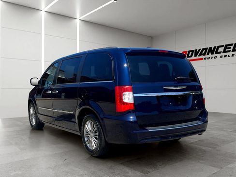 Used 2015 Chrysler Town & Country Touring-L w/ Driver Convenience Group FWD image 4