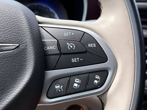 Used 2017 Chrysler Pacifica Limited w/ UConnect Theater Package FWD image 26
