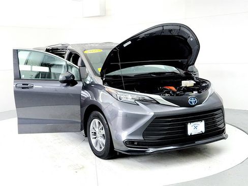Used 2025 Toyota Sienna LE AWD/4WD image 9
