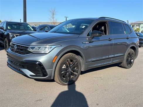 Used 2022 Volkswagen Tiguan SE R-Line image 2