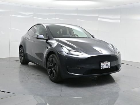 Used 2025 Tesla Model Y Long Range image 72