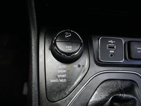 Used 2021 Jeep Cherokee Latitude Lux w/ Comfort/Convenience Group AWD/4WD image 21