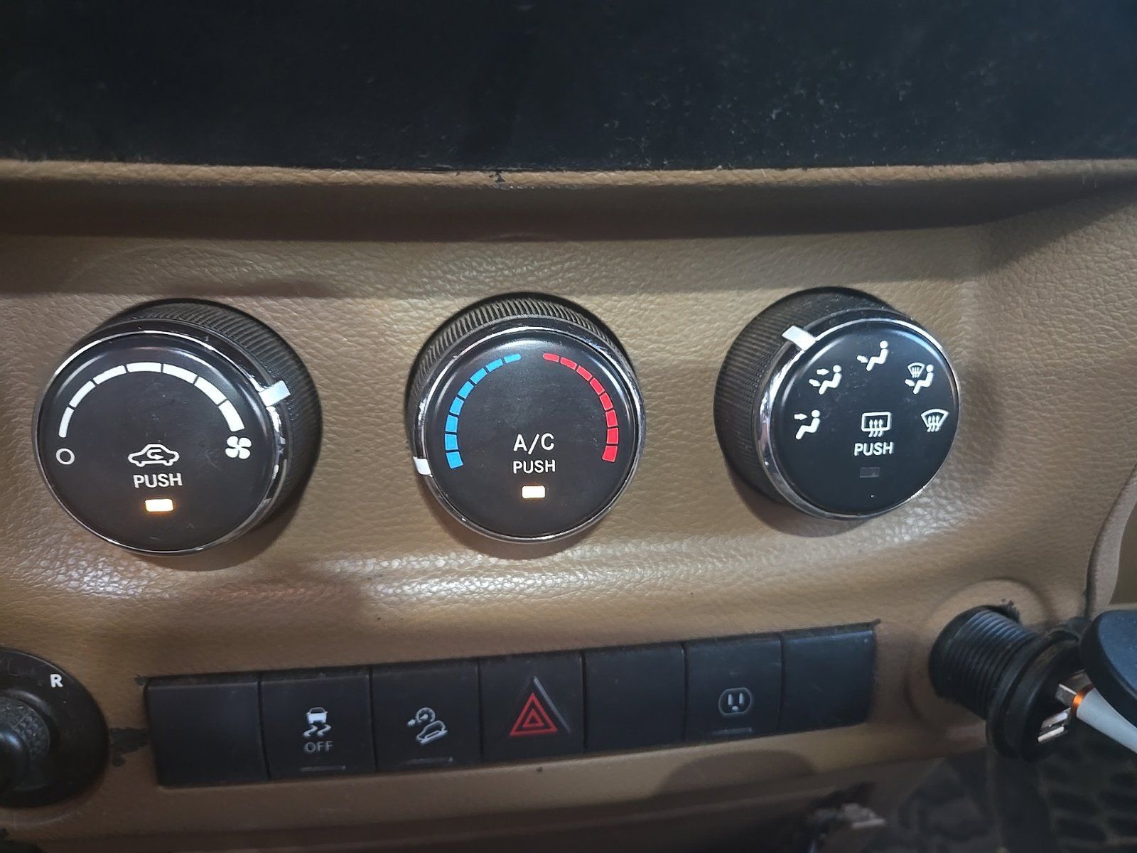 Used 2015 Jeep Wrangler Unlimited Rubicon w/ Connectivity Group AWD/4WD image 15
