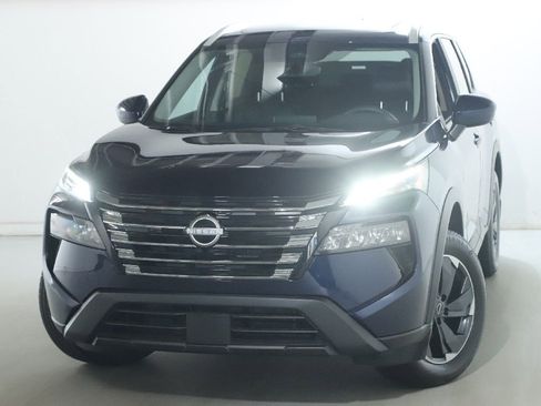 Used 2024 Nissan Rogue SV w/ SV Premium Package image 3