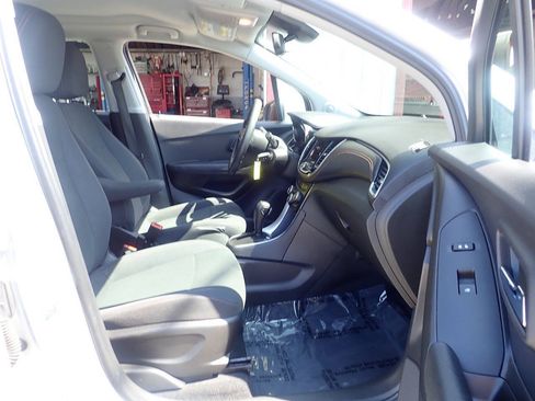 Used 2019 Chevrolet Trax LS FWD image 23