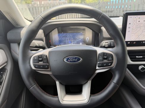 Used 2025 Ford Explorer Active RWD image 34