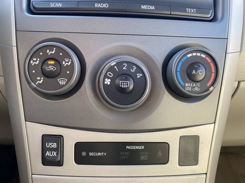 Used 2012 Toyota Corolla LE FWD image 29