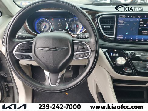 Used 2022 Chrysler Pacifica Limited FWD image 18