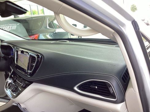 Used 2024 Chrysler Pacifica Limited FWD image 17