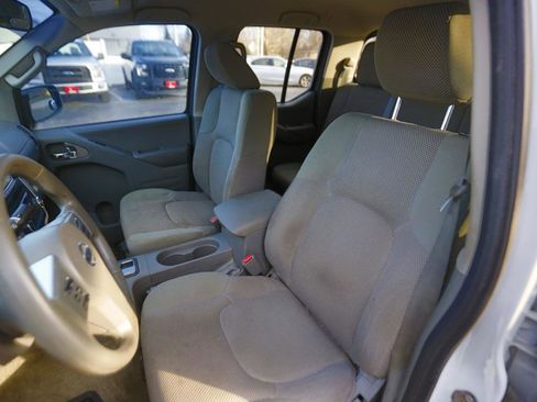 Used 2016 Nissan Frontier SV image 5