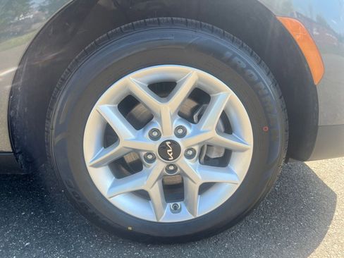 Used 2025 Kia Soul LX w/ LX Technology Package FWD image 28
