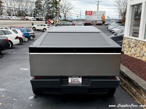Used 2025 Tesla Cybertruck AWD Crew Cab image 11