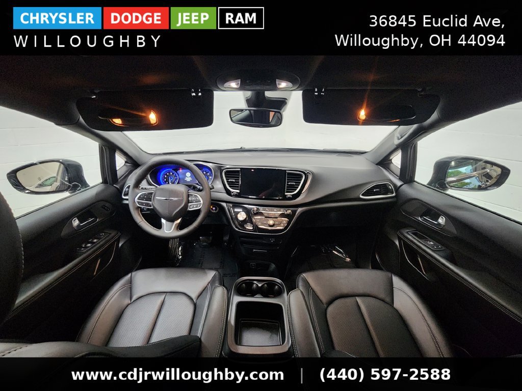 Used 2026 Chrysler Pacifica Select FWD image 24
