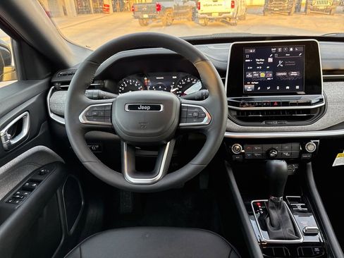 Used 2025 Jeep Compass Latitude image 10