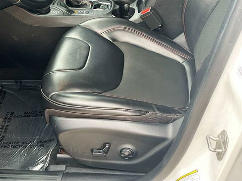 Used 2020 Jeep Cherokee Trailhawk AWD/4WD image 19