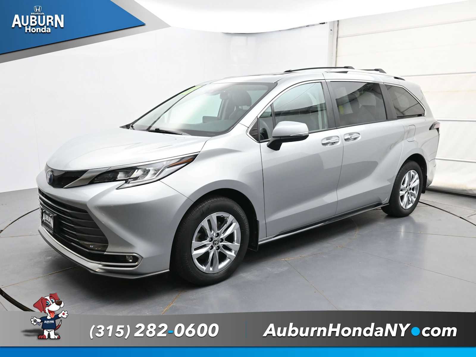 Used 2023 Toyota Sienna Limited AWD/4WD image 2