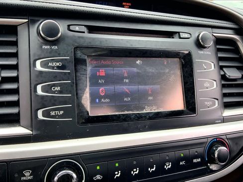 Used 2015 Toyota Highlander LE image 30