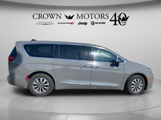 Used 2023 Chrysler Pacifica Limited FWD image 6