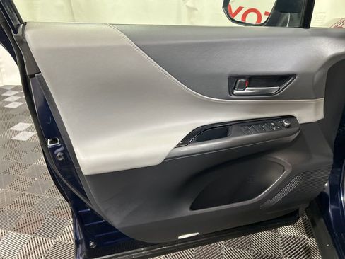 Used 2022 Toyota Venza LE image 21