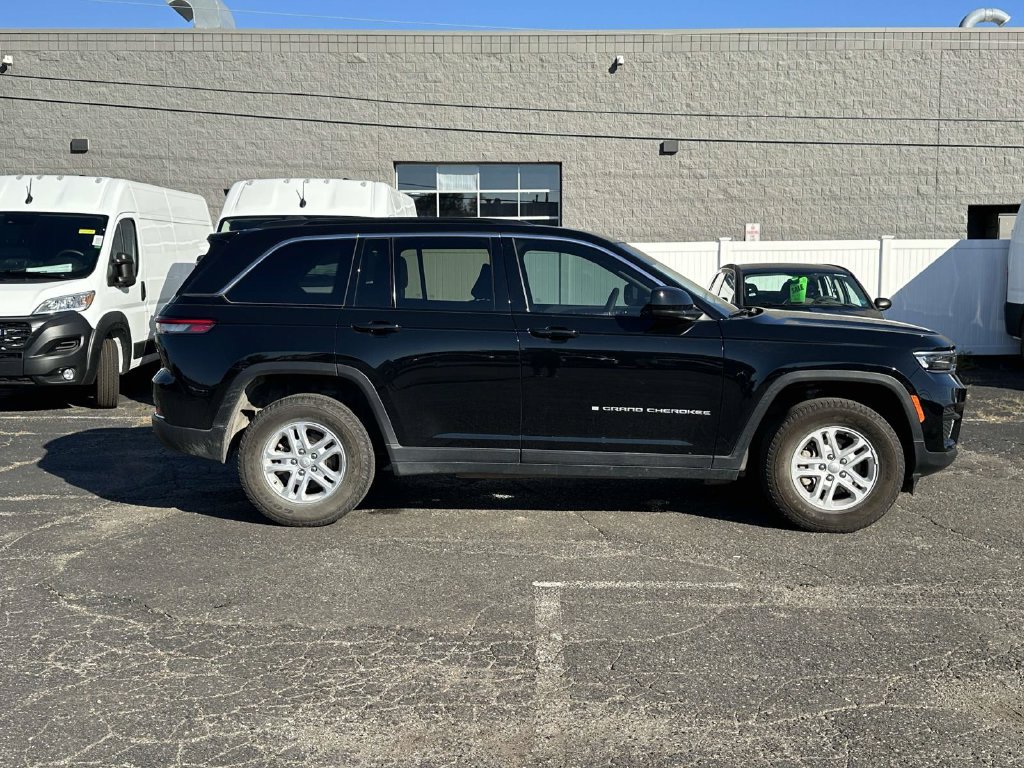 Used 2025 Jeep Grand Cherokee Laredo w/ Luxury Tech Group I AWD/4WD image 2